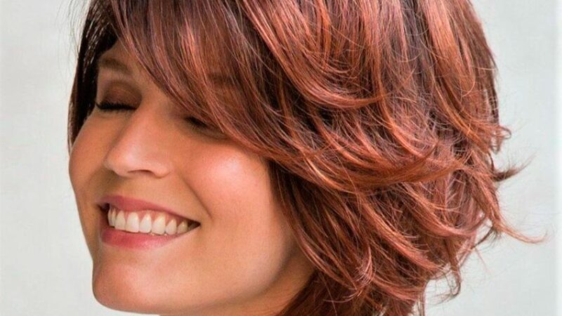 Окрашивание волос, которое молодит: правила, оттенки и модные техники