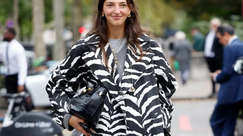 Клетка, полоска, зебра: принты осени−2025, которые носят все модные девушки мира
