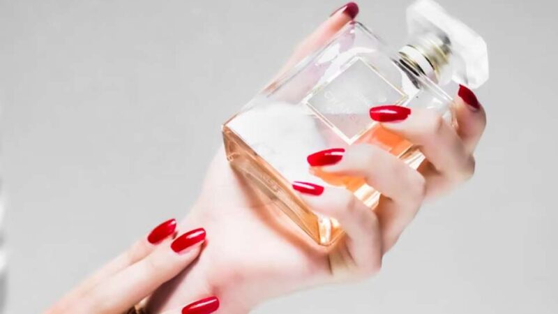 Правила, известные только экспертам: как продлить стойкость любимого парфюма