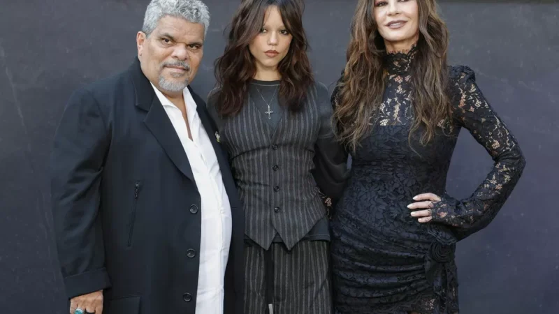 56-летняя Кэтрин Зета-Джонс появилась на публике в маленьком черном платье