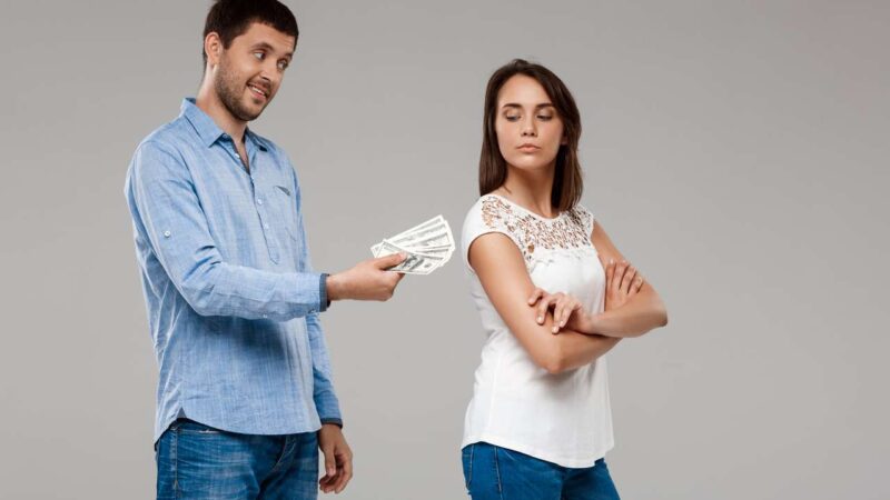 «Мужчина-добытчик»: как устаревшие гендерные роли влияют на финансовую свободу женщин