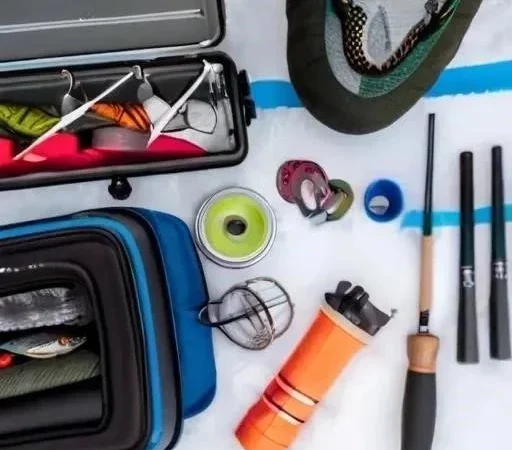 Зимняя рыбалка – это не просто хобби, это целое искусство. Она требует подготовки, знаний и уважения к природе. В этой статье мы рассмотрим ключевые аспекты выбора снаряжения, чтобы ваша зимняя рыбалка приносила только положительные эмоции и богатый улов.