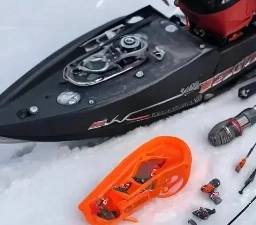 Зимняя рыбалка на снегоходе: Путь к трофею сквозь снежную стихию