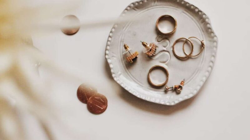 Стоит ли носить украшения умершей бабушки: что говорят психологи и эзотерики