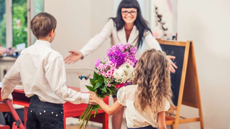 Вместо цветов и торта: 6 нетривиальных способов поздравить учителя