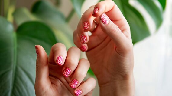 Не только цветочки и ягодки: 5 свежих дизайнов маникюра на лето (подойдут на любую длину ногтей)