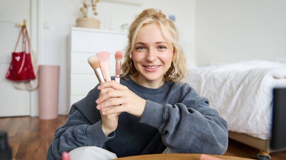 Макияж не потечет даже в жару: 6 бьюти-хаков, которые продлят его стойкость (тонна пудры для этого не нужна)