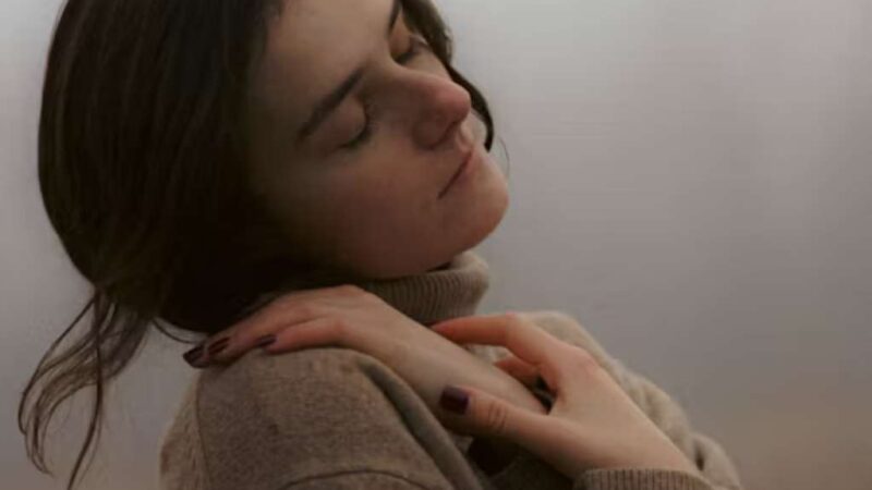 Унылая пора: почему осенью накрывает тоской и как с этим работать