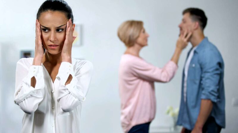 Мать его: почему мужчина после 18 продолжает зависеть от мамы и что с ним делать