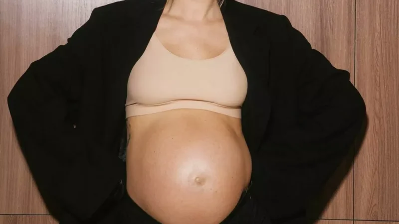 Беременная Агата Муцениеце обнажила живот в новой фотосессии