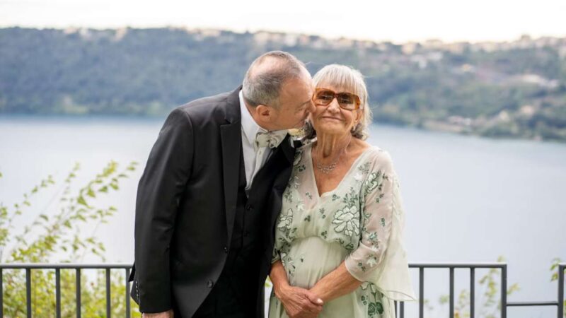 Осенний поцелуй: как убедить пожилую маму снова выйти замуж, зачем это ей и вам