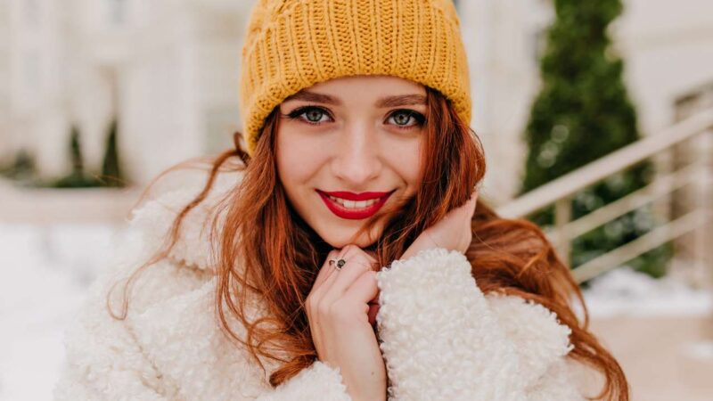 Шесть лайфхаков, как сохранить объем прически под шапкой