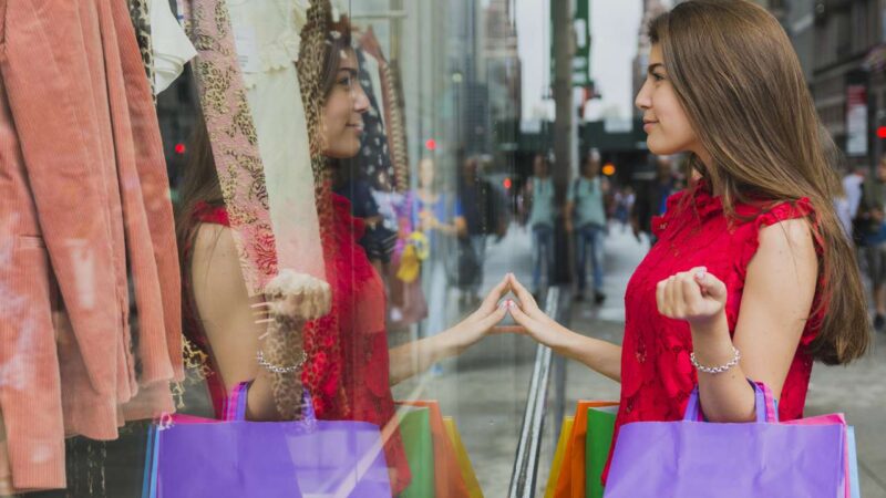 Броско, дорого, но надо брать: какая неведомая сила движет нами во время шопинга