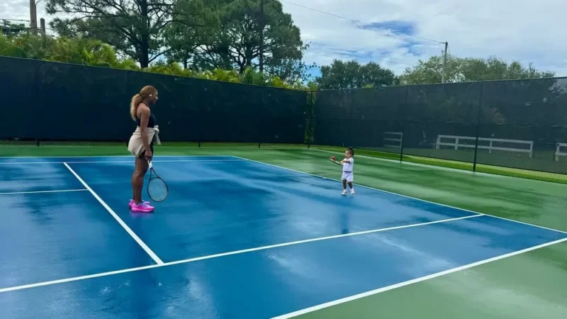 Младшая дочь Серены Уильямс пошла по стопам мамы и вышла на корт