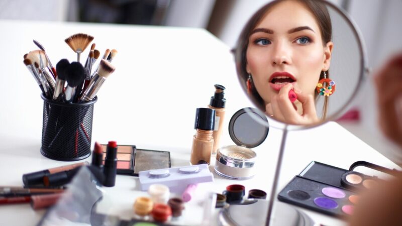Причины, из-за которых ваш макияж скатывается, и как это исправить