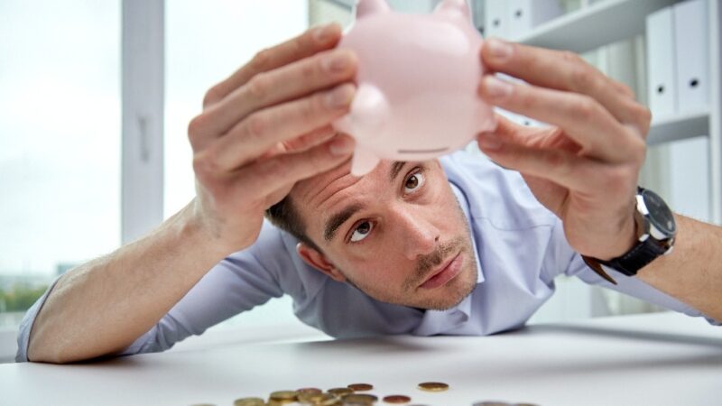 Мужчина — финансовая бомба: 7 признаков, что ваш партнер может довести вас до нищеты