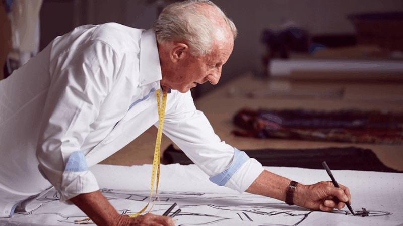 Личный модельер принцессы Дианы скончался в 80 лет