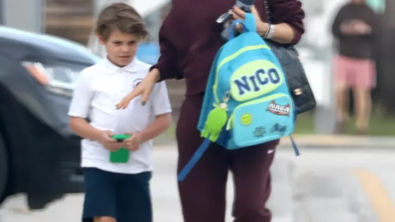 Редкие кадры: беременная Анна Курникова забирает сына из школы