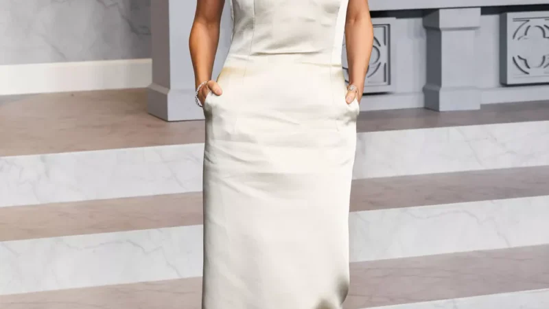 От Милы Кунис до Деми Мур: самые хорошо одетые знаменитости ноября