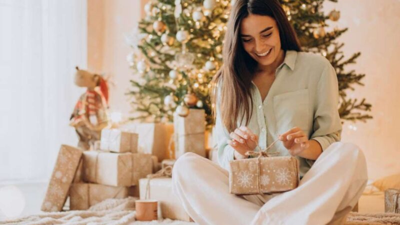 Пять подарков для взрослой дочери или подруги: одежда и аксессуары, как выбрать