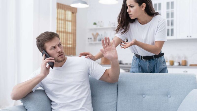 Эмоциональный дампинг: почему мы срываем злость на близких