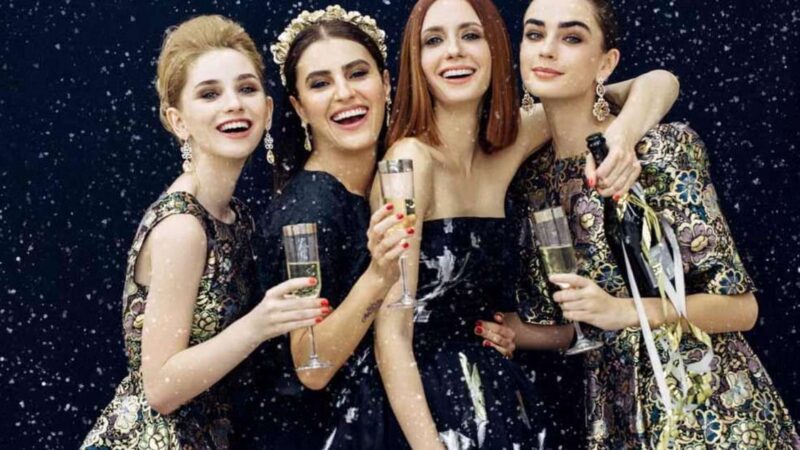 Надену все лучшее разом: 5 ошибок, из-за которых новогодний образ выглядит дешево