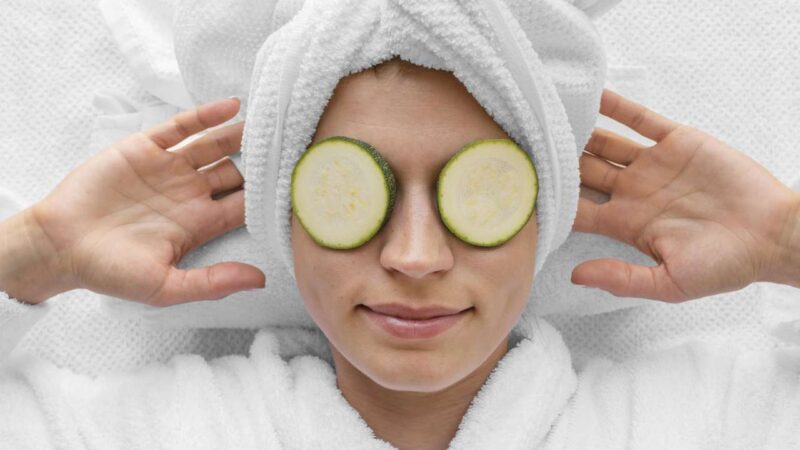 Как быстро скрыть следы бессонной новогодней ночи: лайфхаки против темных кругов под глазами