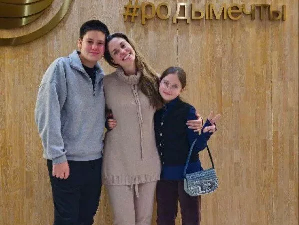 Агата Муцениеце показала выписку из роддома