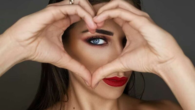 На глаз: патчи и кремы для тех, кто спит меньше семи часов