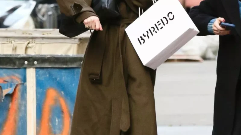 Дакота Джонсон в стильном аутфите сходила на парфюмерный шопинг