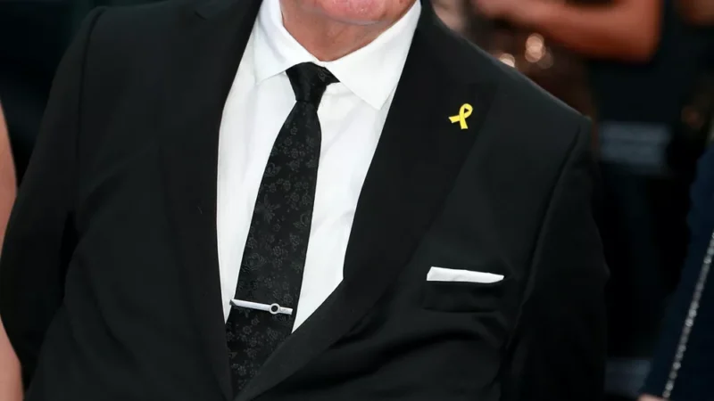 Отец Эми Уайнхаус подал в суд на ее подруг