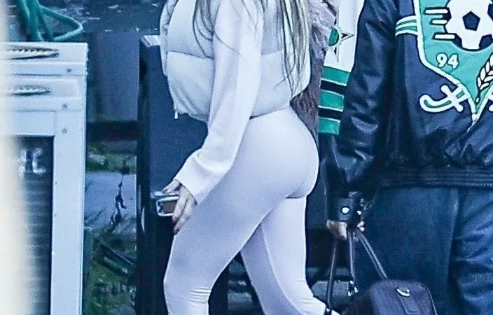 Дженнифер Лопес демонстрирует идеальные формы в розовых леггинсах