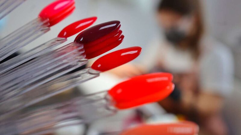 Позолотить ручку: 5 оттенков маникюра зимы, которые притянут богатство