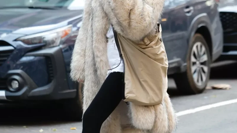 Как носить шубу с шортами – учимся у Ирины Шейк