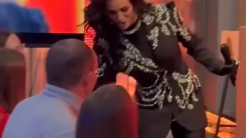 Певица Слава поранила ногу, споткнувшись на сцене