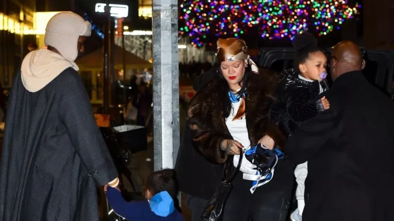 Рианна и A$AP Rocky сводили сыновей на елку в центре Нью-Йорка