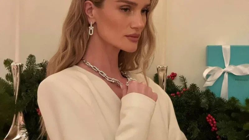 Рози Хантингтон-Уайтли снялась в эффектной рекламе бриллиантов