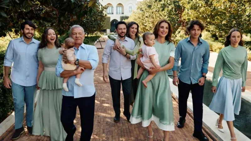 Семья в сборе: королева Иордании Рания позирует вместе с внучками