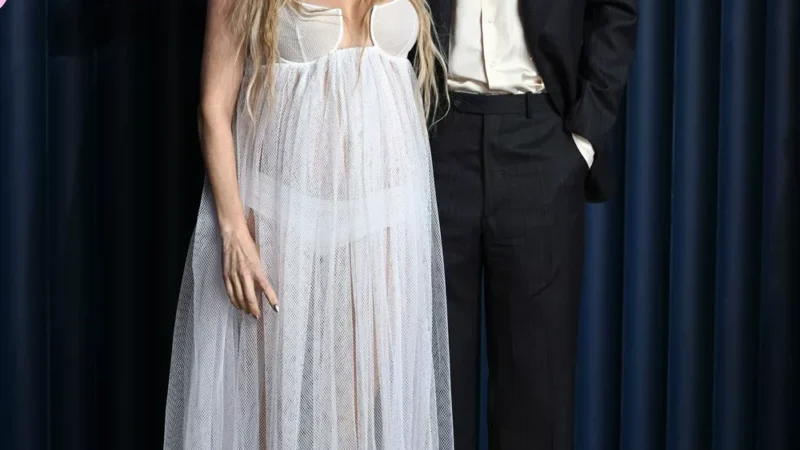 Сиенна Миллер объявила о беременности на ковровой дорожке